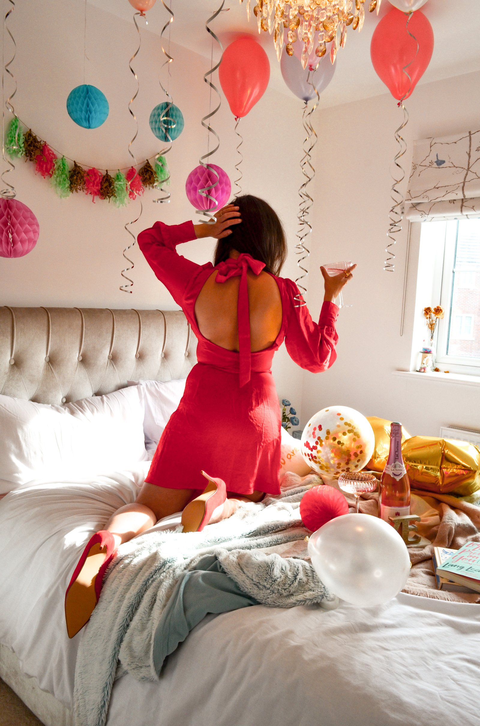 10 Ideas for valentines day at home
Red dress and rose in bed.