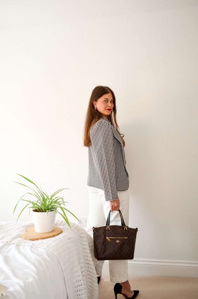 How to dress like a french girl in French style white jeans , dogtooth blazer and coach bag. Spring Summer outfit ideas. 