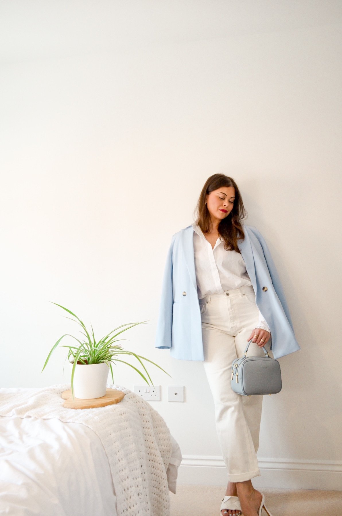 French style outfit with white shirt , white jeans straight jeans pale blue blazer bottega veneta mules with crossbody camera bag and red lips| Autumn/Winter colour trends 