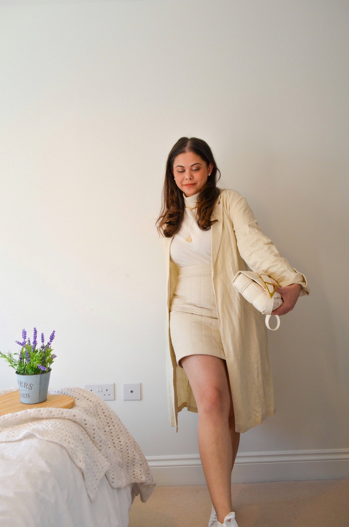 Neutral mini skirt outfit in beige