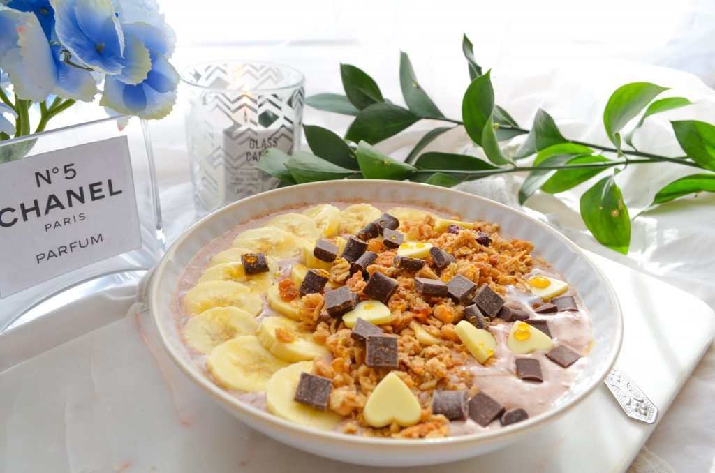 Breakfast smoothie bowl idea - banana and chocolate 