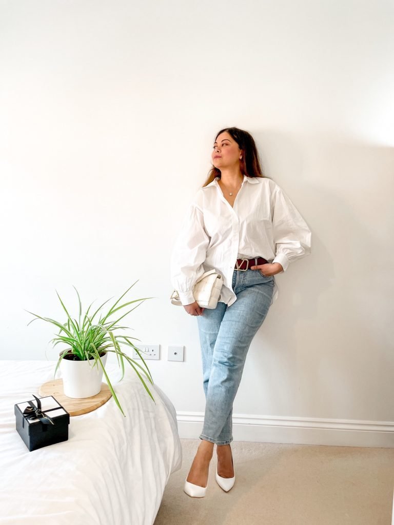 White shirt outfit with blue jeans. French style model off duty look