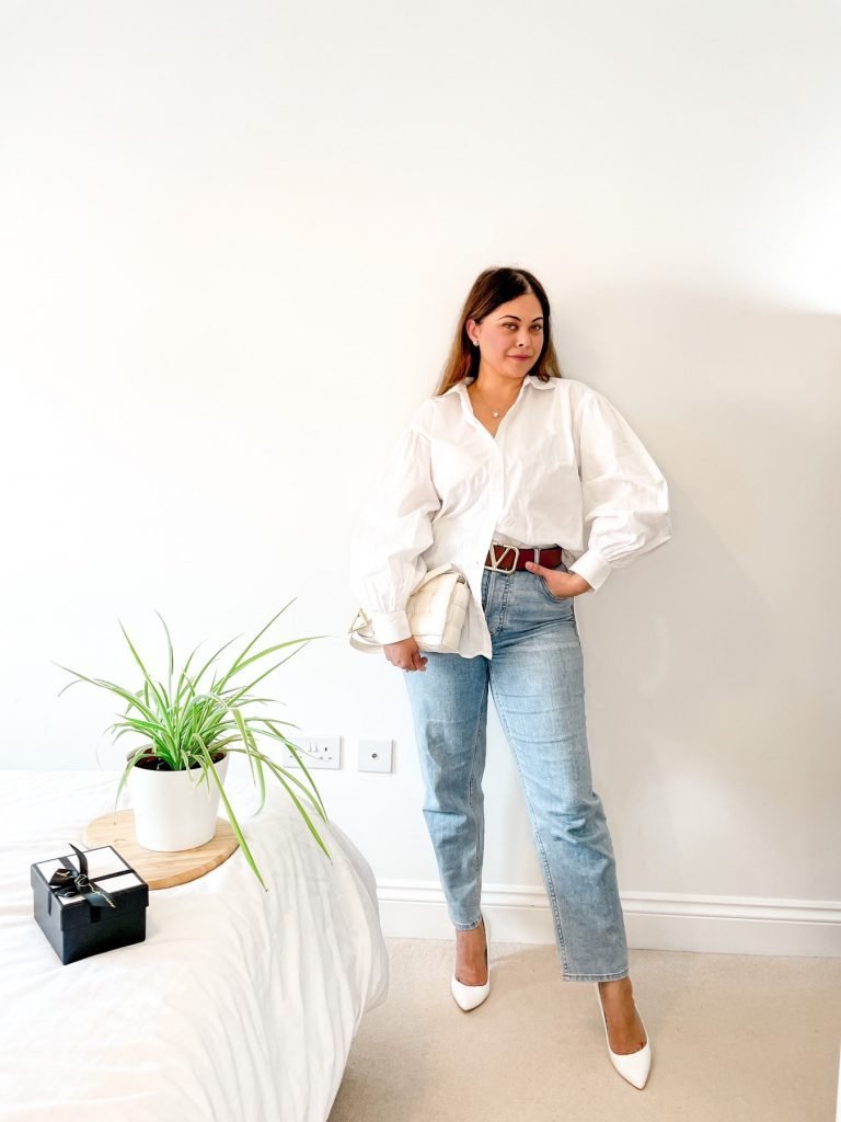 White shirt outfit with blue jeans. French style model off duty look