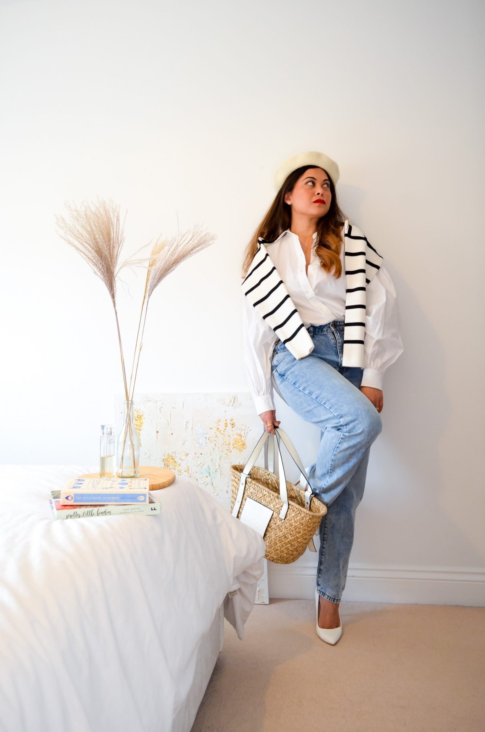 White shirt, blue jeans and stirpe jumper spring outfit. Parisian style outfits for spring. What to wear in spring, Jeans outfit for spring. Chic outfits for spring. capsule wardrobe