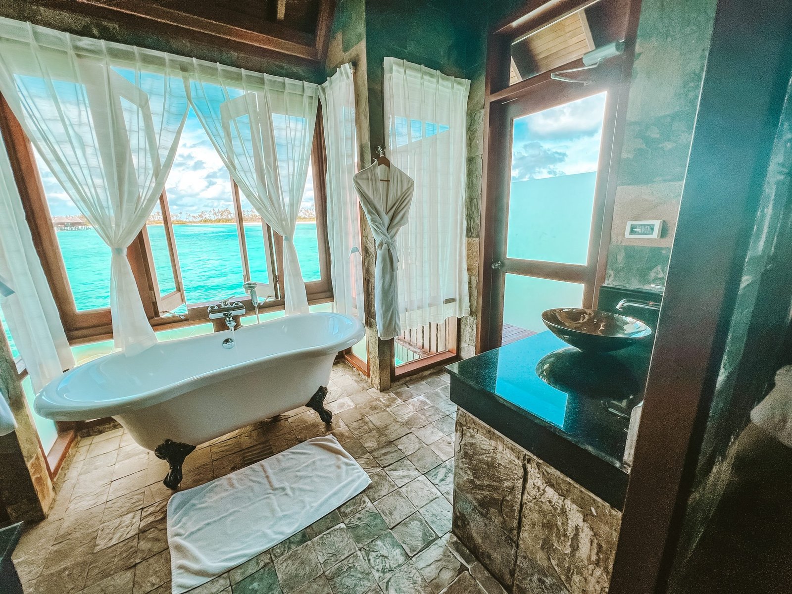 Sun Siyam Olhuveli water villa bathroom 