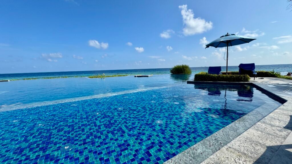 Infinity pool SAii Lagoon Maldives