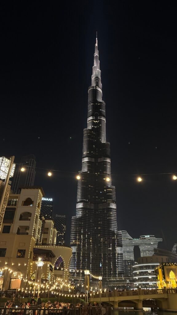 An image of the Burj Khalifa in the night.